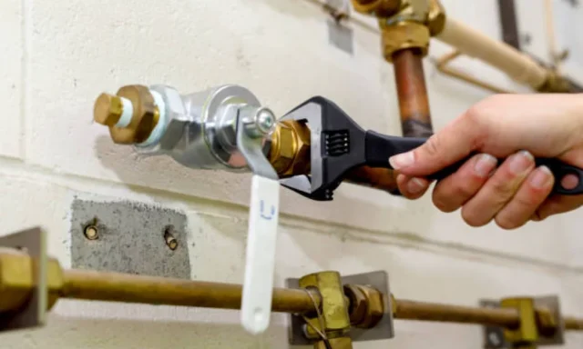 fix a leaking gas pipe joint